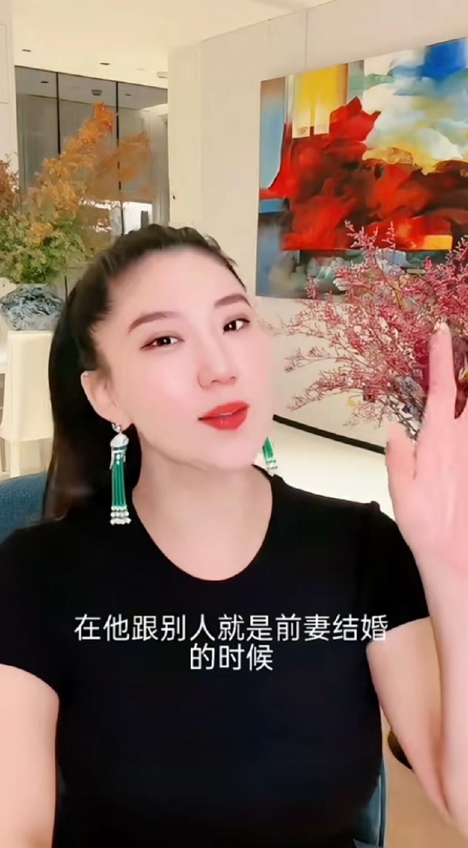 谢贤前女友讲他曾送她一个特别的花瓶这个花瓶很有年代了，是谢贤和前妻结婚的时候