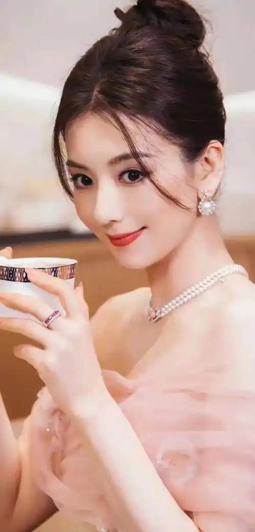 如果我是方媛，我绝对不会参加综艺节目！因为这样的综艺节目不即不会给自己添光添