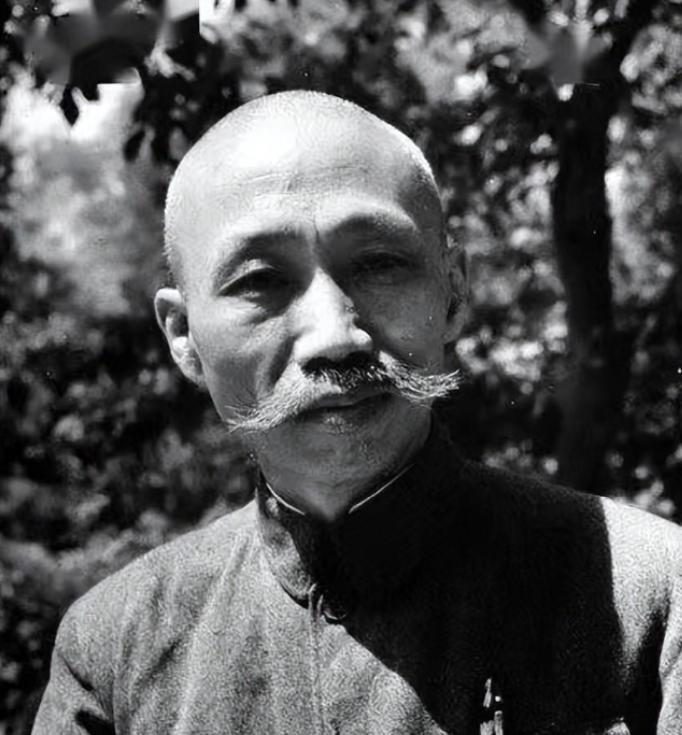 1950年，蒋介石召见谷正伦时，质问：“我把贵州交给你，你一枪不发就逃跑，还把派