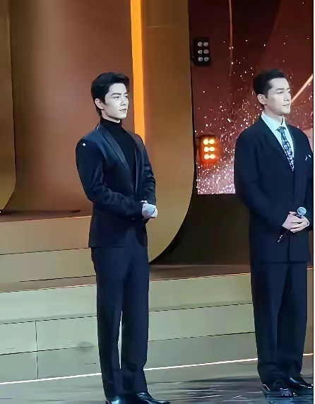 胡歌颜值高，演技好，已经很帅了，但他身边这位帅哥，比他还英俊帅气十倍，究竟是谁呀