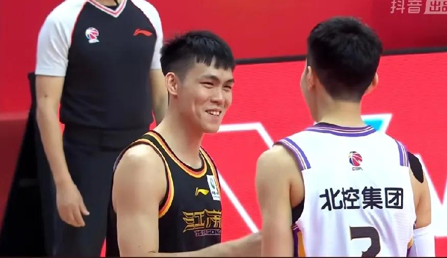 庞峥麟关键罚球收割比赛！江苏肯帝亚主场1分险胜北京北控，末节还剩4分钟的时候