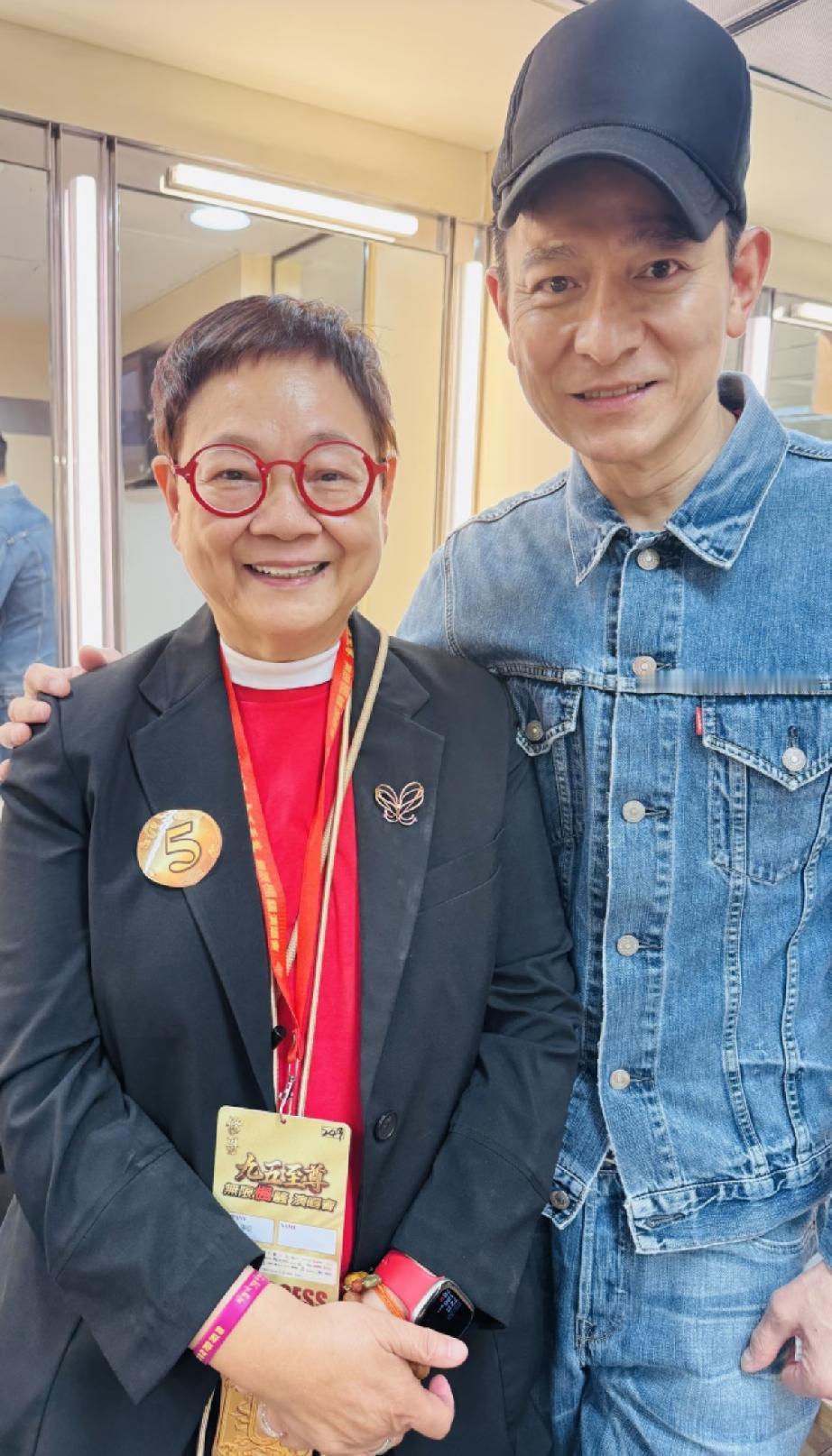 6月7日晚上，胡枫香港红馆演唱会后台，汪曼玲与刘德华合影，无修图下刘德华看出来有