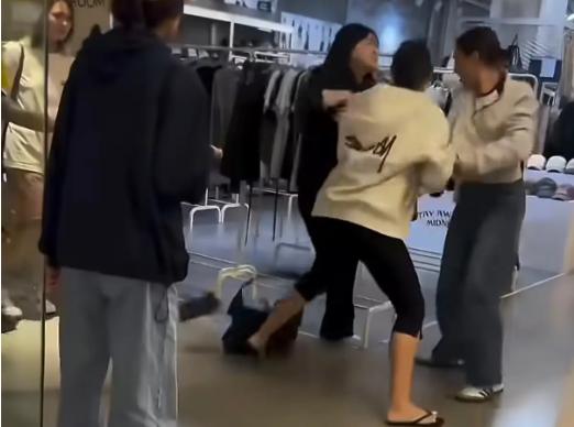 韩国首尔爆发激烈冲突！法国女子当众放出狂言：全世界都讨厌中国人。一旁中国女生当场