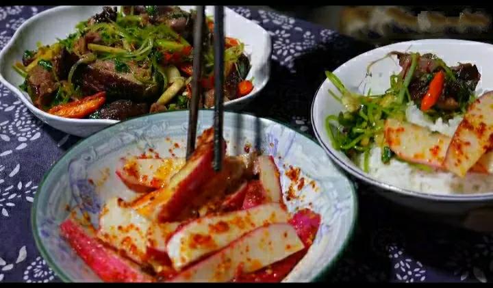 发现用柴火炒菜，不管炒啥都好吃，而且什么乱七八糟的调味料都不用放，只需油盐就行