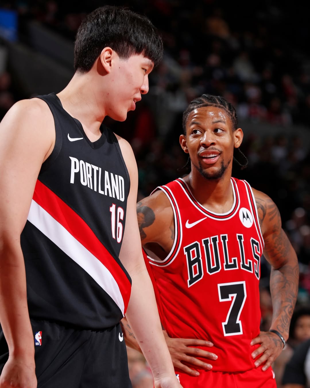 飞天大帽! 公牛官方晒杨瀚森和特里的合影: 达伦说此路不通