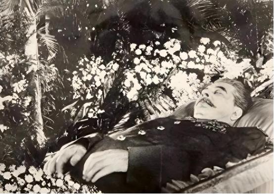 1961年10月的一个深夜，莫斯科红场突然实施戒严，这场秘密行动的目的，是将安放