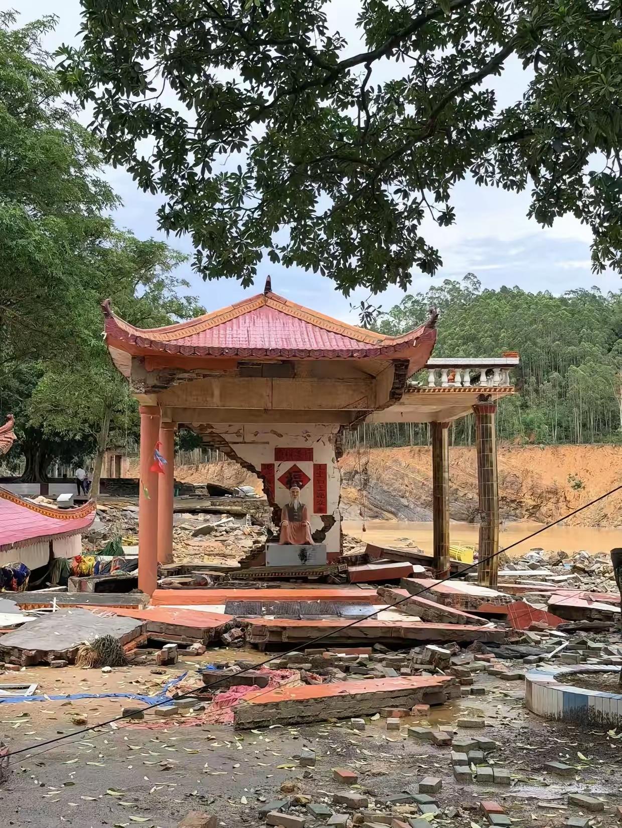 广西横州这场水，真够狠的，连村口土地庙都给冲塌了。有人拍了张照片，我看哭了。