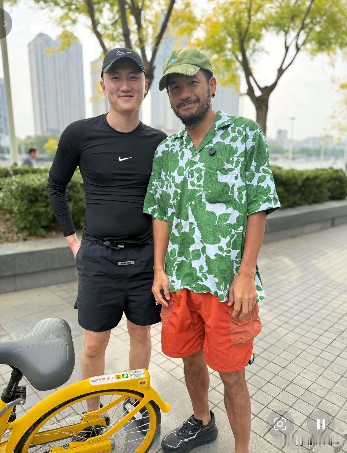哈哈，张震岳实在太搞笑啦！乍一看还以为是赵传呢，仔细一瞧，原来是阿岳呀！