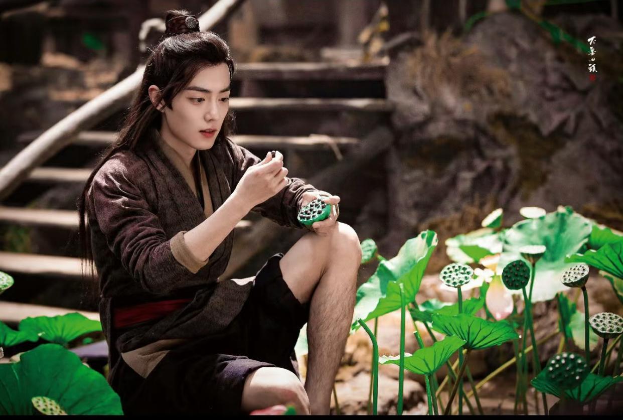 第一次见确实很反差啊，肖战是怎么——是怎么做到脸长得这么清秀腿毛却这么重的。