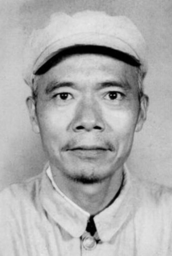 1937年，34岁的王牌特工涂作潮和邻居打牌，邻居看了他一眼，说：“你看着像共产