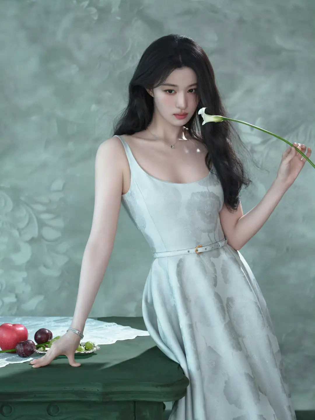 王楚然的美貌在现在的内娱还是能排的上号的，辨识度也高，所以她能和不少当红男艺人合作，不过她就没有其他