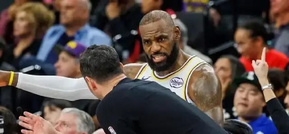 新教练炮轰全队不努力，球队老大却在打高尔夫模拟器。韦德透露，詹姆斯对雷迪克