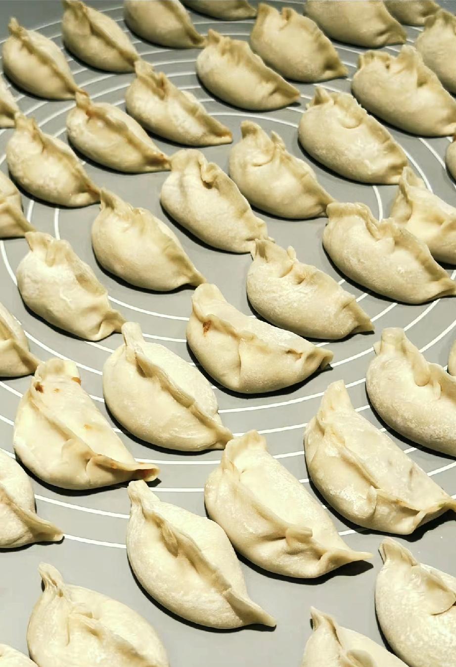 何超欣包饺子，更像是摆拍!2月27日，何超欣晒出自己在豪宅内与朋友一起包饺子