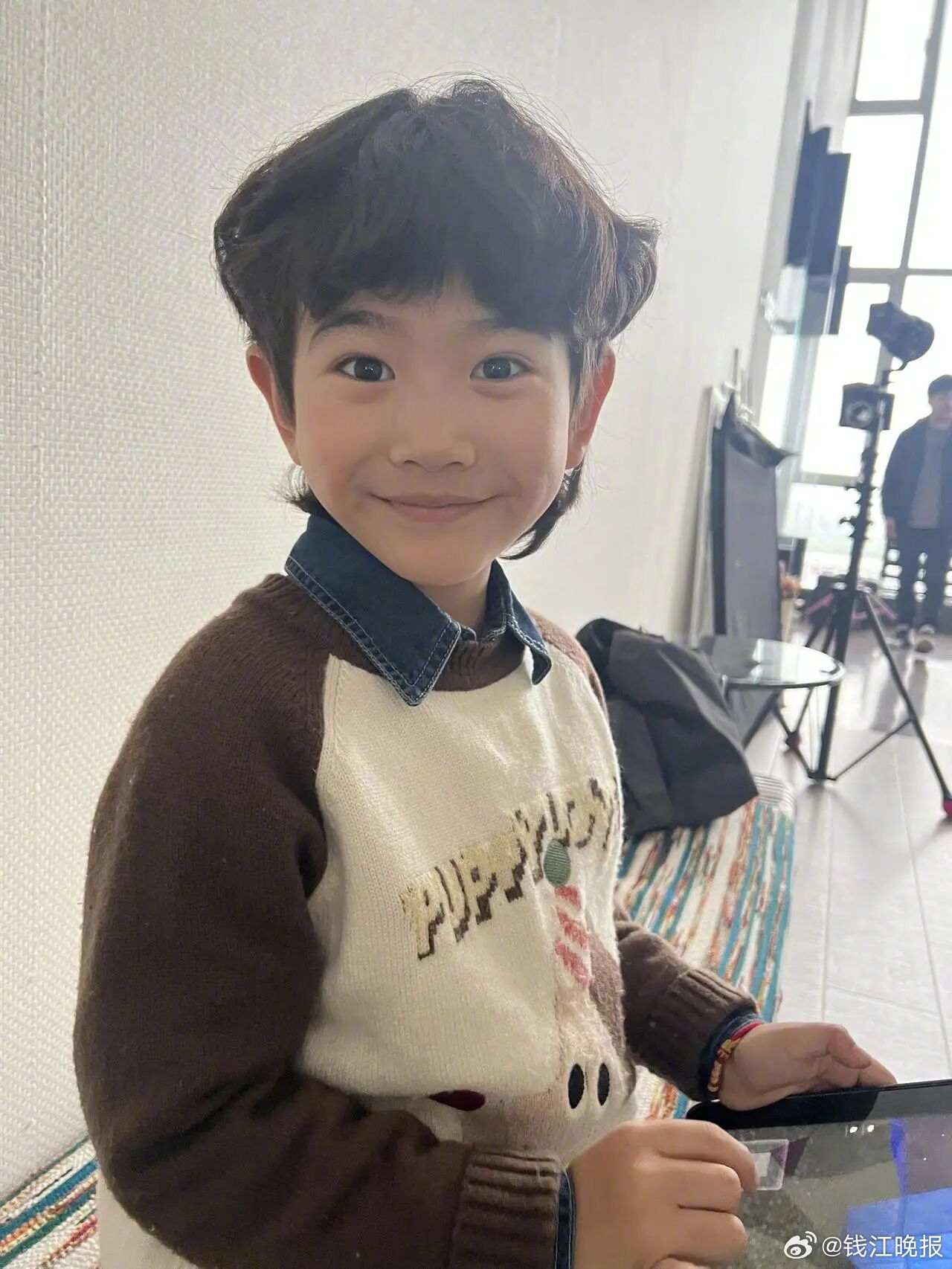 【#杭州9岁男孩拍短剧1天赚2000元#】“谁说我是野孩子？我不是野孩子！”9岁