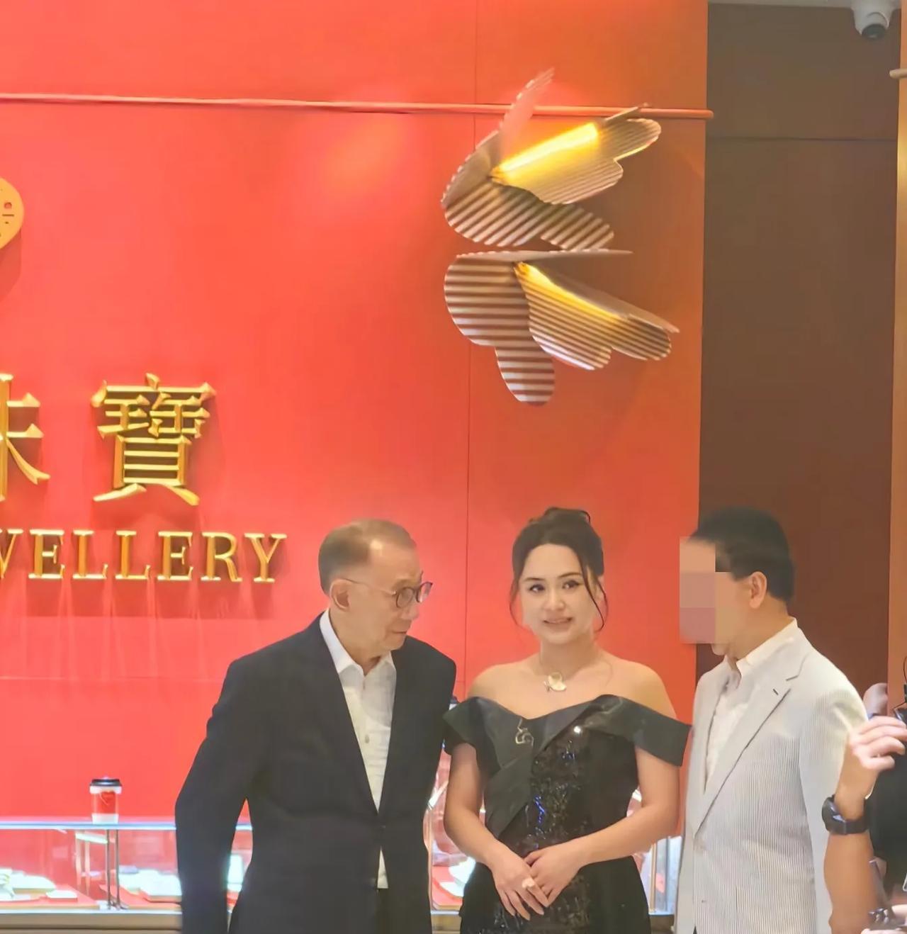 感觉英皇在下一盘大棋，今天阿娇也在杭州，只是今晚谢霆锋开演唱会，她不尴尬吗？