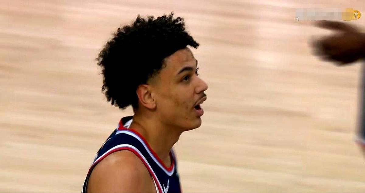 快船赢了，但我整晚的视线，都粘在替补席的桑德斯身上，比赛结束的哨声响起时，记分牌