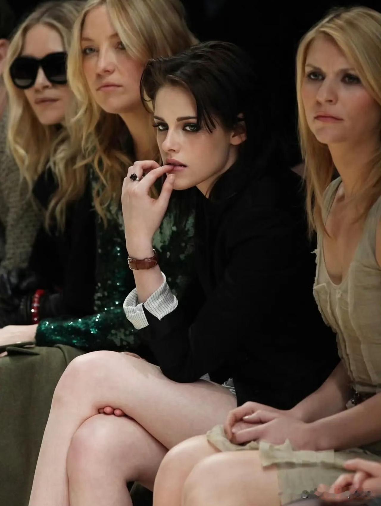 小k早期这颜值真的好绝！第一眼就会被脸蛋击中，那种冷冽又精致的线条，美丽漂亮中