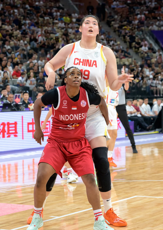 女篮亚洲杯小组赛，中国女篮110-59大胜印度尼西亚女篮。印尼身高168c