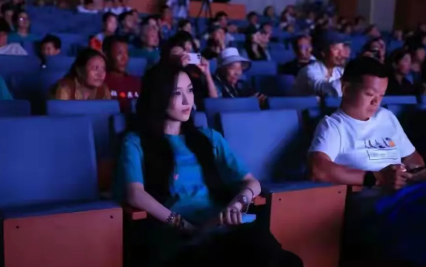 19岁的李嫣，在父亲李亚鹏的陪同下，再次现身嫣然天使基金活动，这并非一场寻常的父