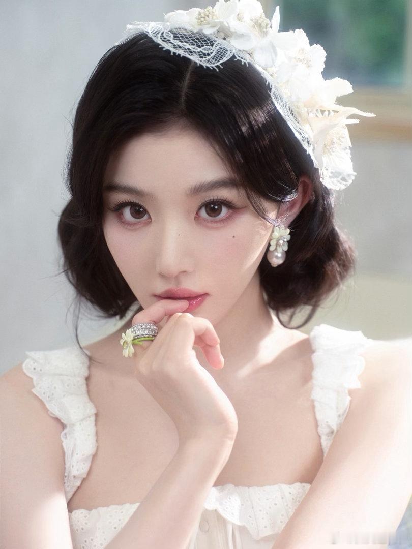 孔雪儿小时候课本里的插画美女孔雪儿课本里的插画美女脸型线条圆润柔和，气质干净纯粹