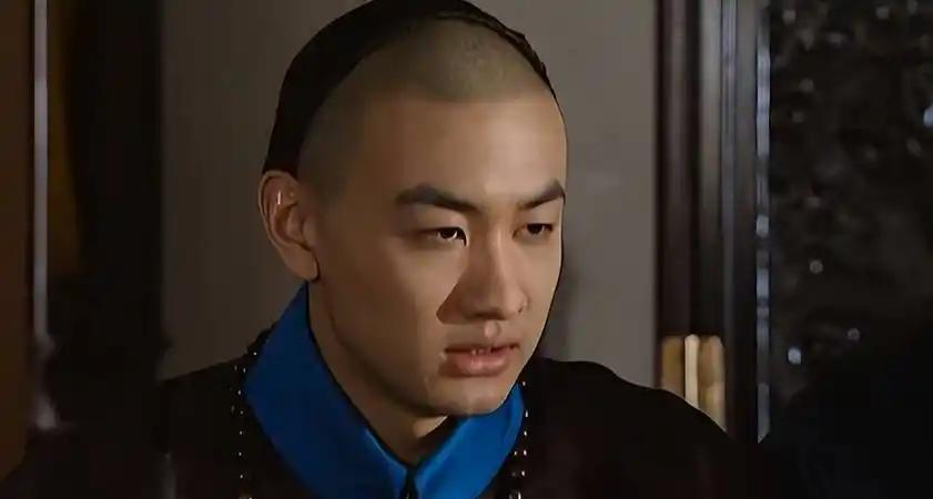 乾隆一辈子管不住弘昼，不是真的管不了，是不敢管——因为一旦动弘昼，就等于驳了太后的面子。弘昼的底气，