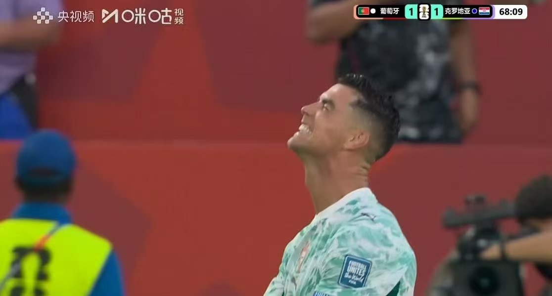 C罗魔笛紧紧相拥C罗哭了葡萄牙2-1淘汰克罗地亚晋级，终场C罗含泪紧抱莫德里奇，