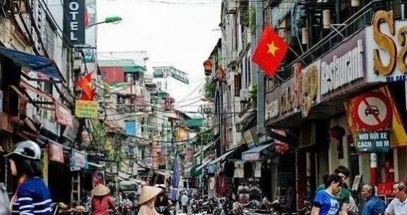 有个美国网民曾在网上发了篇帖子，说他在中国溜达了两周，没怎么聊风景名胜和大国重器