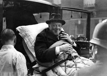 1941年，古巴送了丘吉尔一柜子雪茄，英国政府怕有毒，拿了4