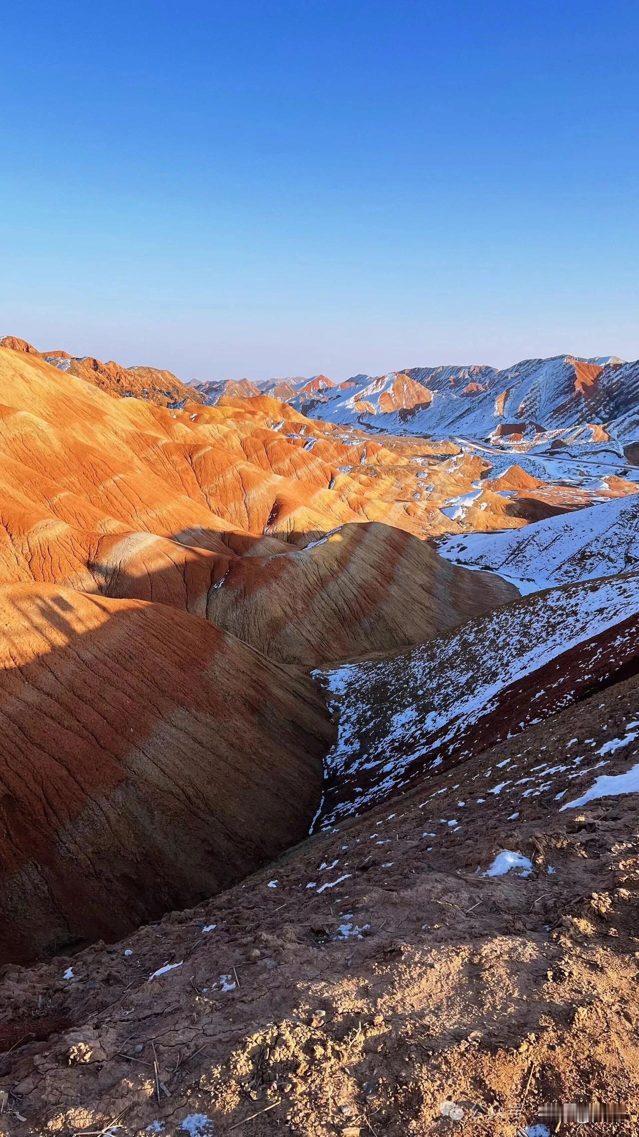 上联:风霜雨雪四时景下联:东西南北八面风横批:胸怀天下
