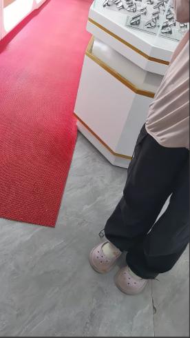 近日，湖北黄冈，一名店主正在打瞌睡，店里进来一位10岁左右的小女孩。她怯生生地问