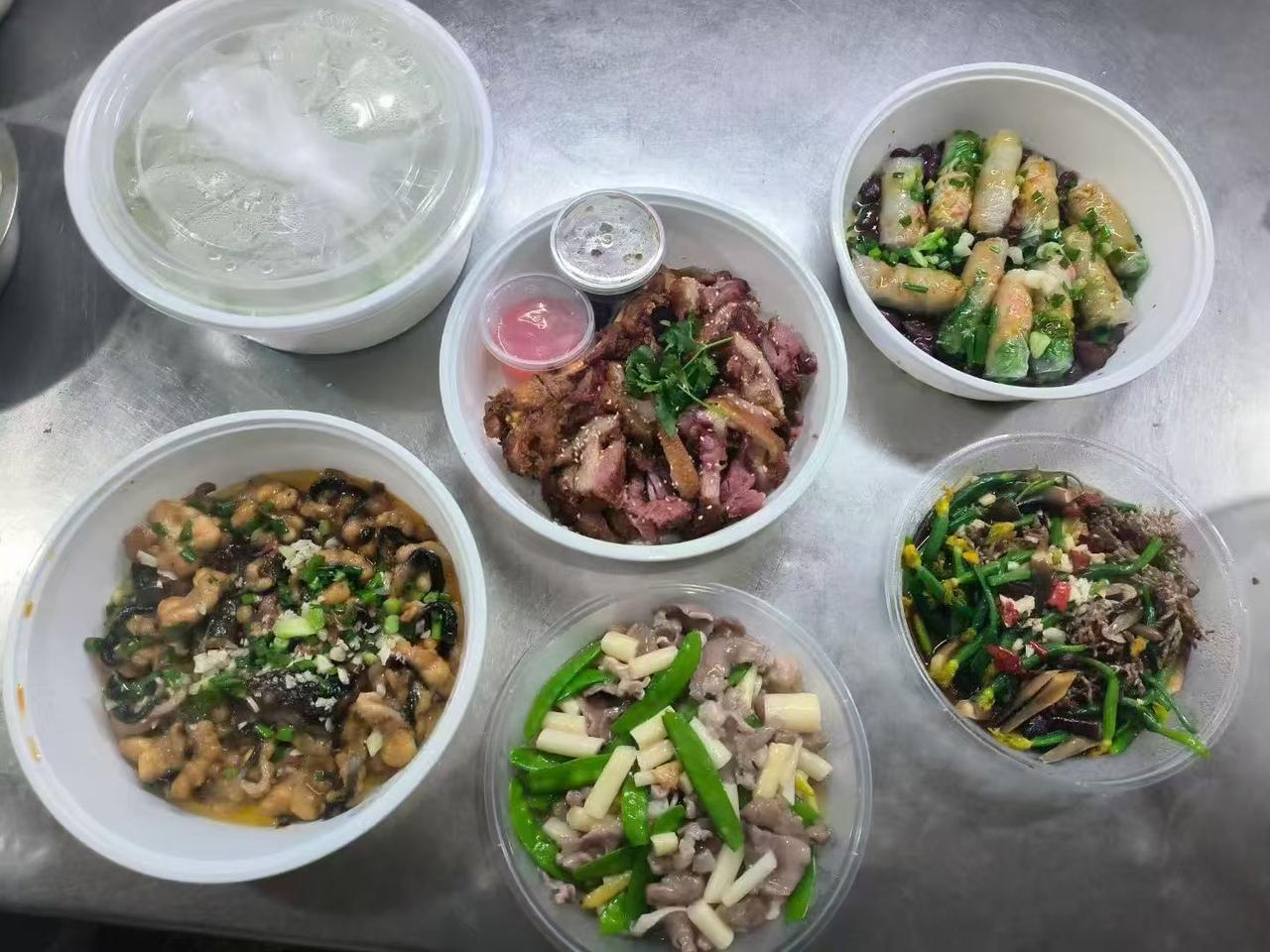 美味多样的中式快餐拼盘，色香味俱全。