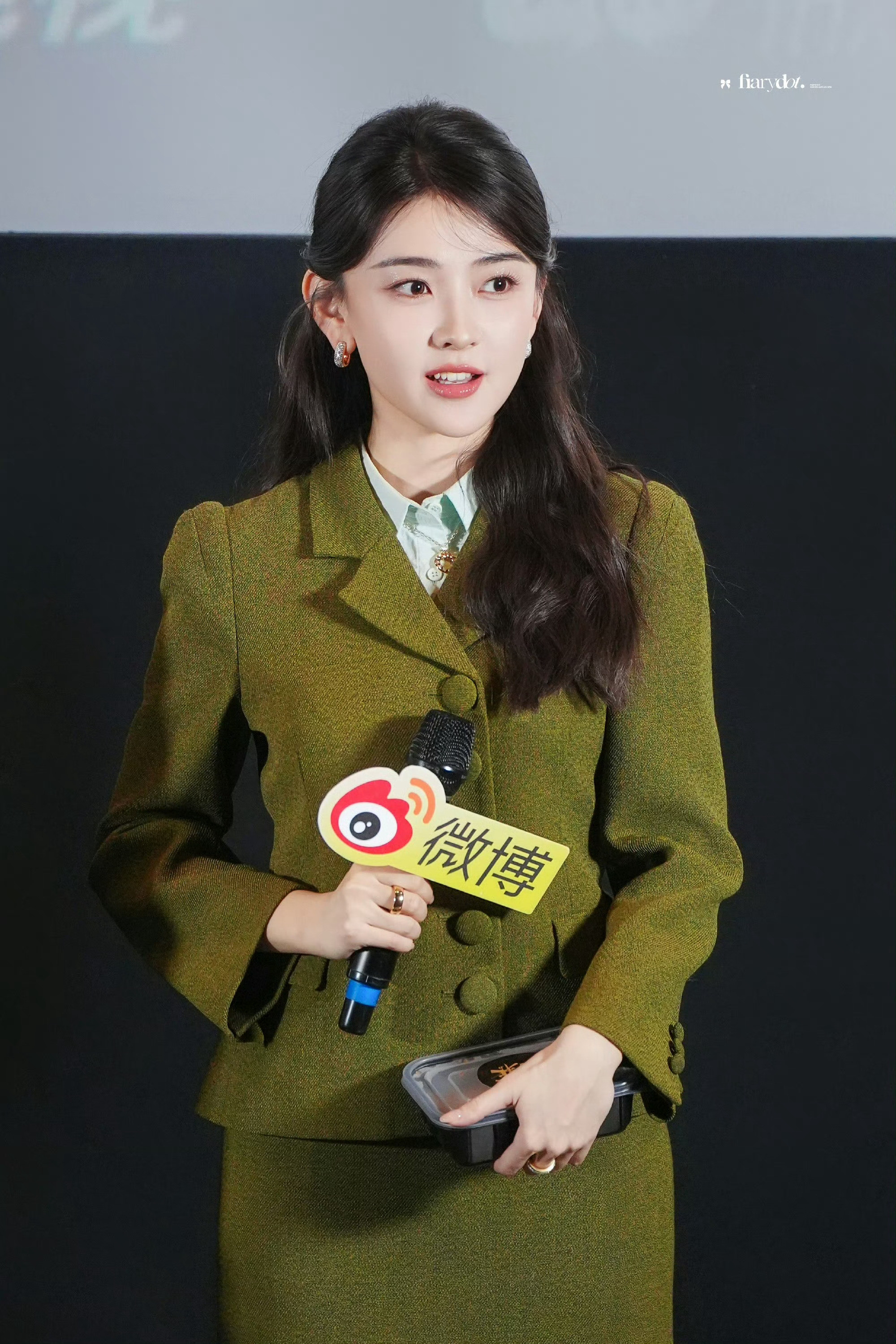 梁洁美成洋娃娃了梁洁我个人还是蛮喜欢的，罚罪2里面演的也很好，我只能说这个妹子是