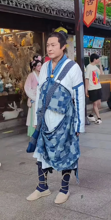 马景涛近日穿古装现身杭州宋城商演，发福身材与"乞丐服"造型引发关注，视频中步