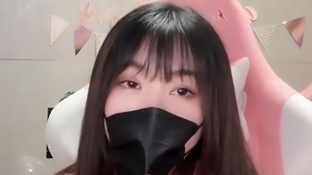 一条小团团现身团播节目,臃肿身材引热议,网友:看来里面的伙食太好了