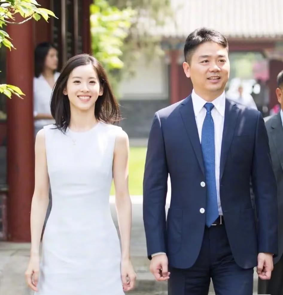 我翻到东哥和奶茶妹妹刚认识的照片，发现和现在传的那些不太一样，38岁和18岁的年