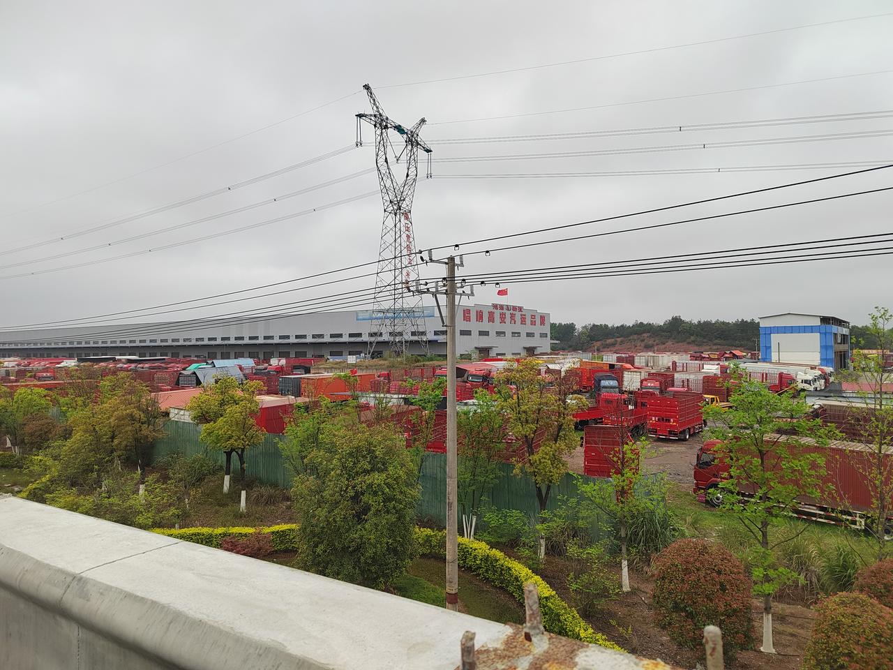 汽运大县高安，大货车密密麻麻高安是一个汽运大县，大马路上大货车络绎不绝，汽运