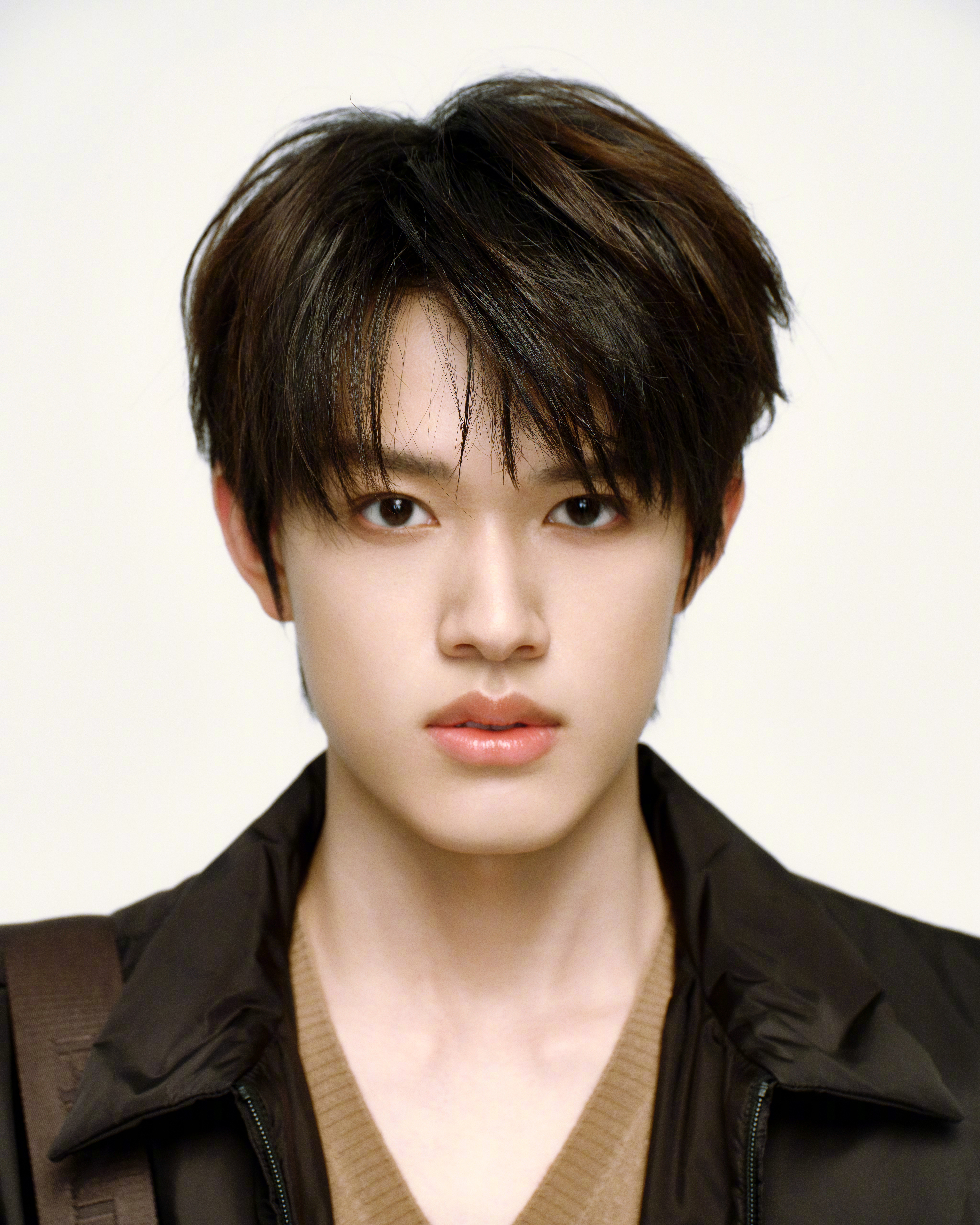 张极×PRADA2026F/W大秀预热造型Look单品⭐️V字领毛衣棉