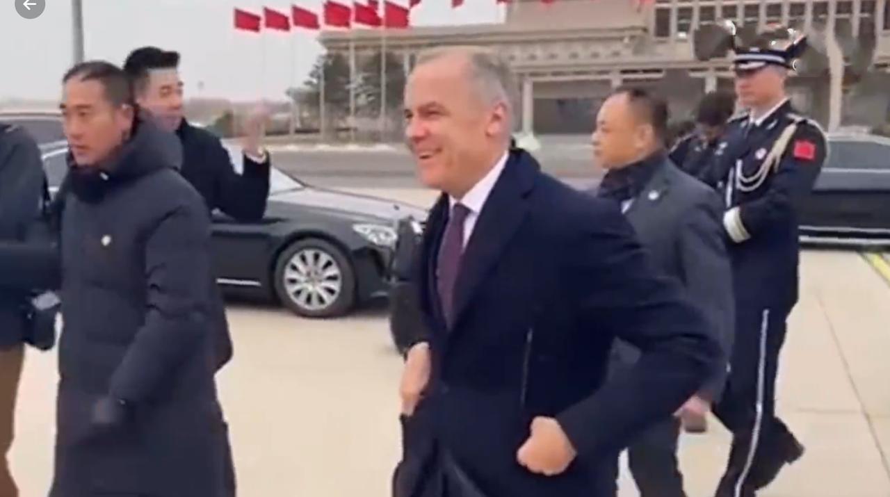 加拿大总理到北京机场启程回国，并没有直接上飞机而是先拍照！1月17日加拿大总理顺