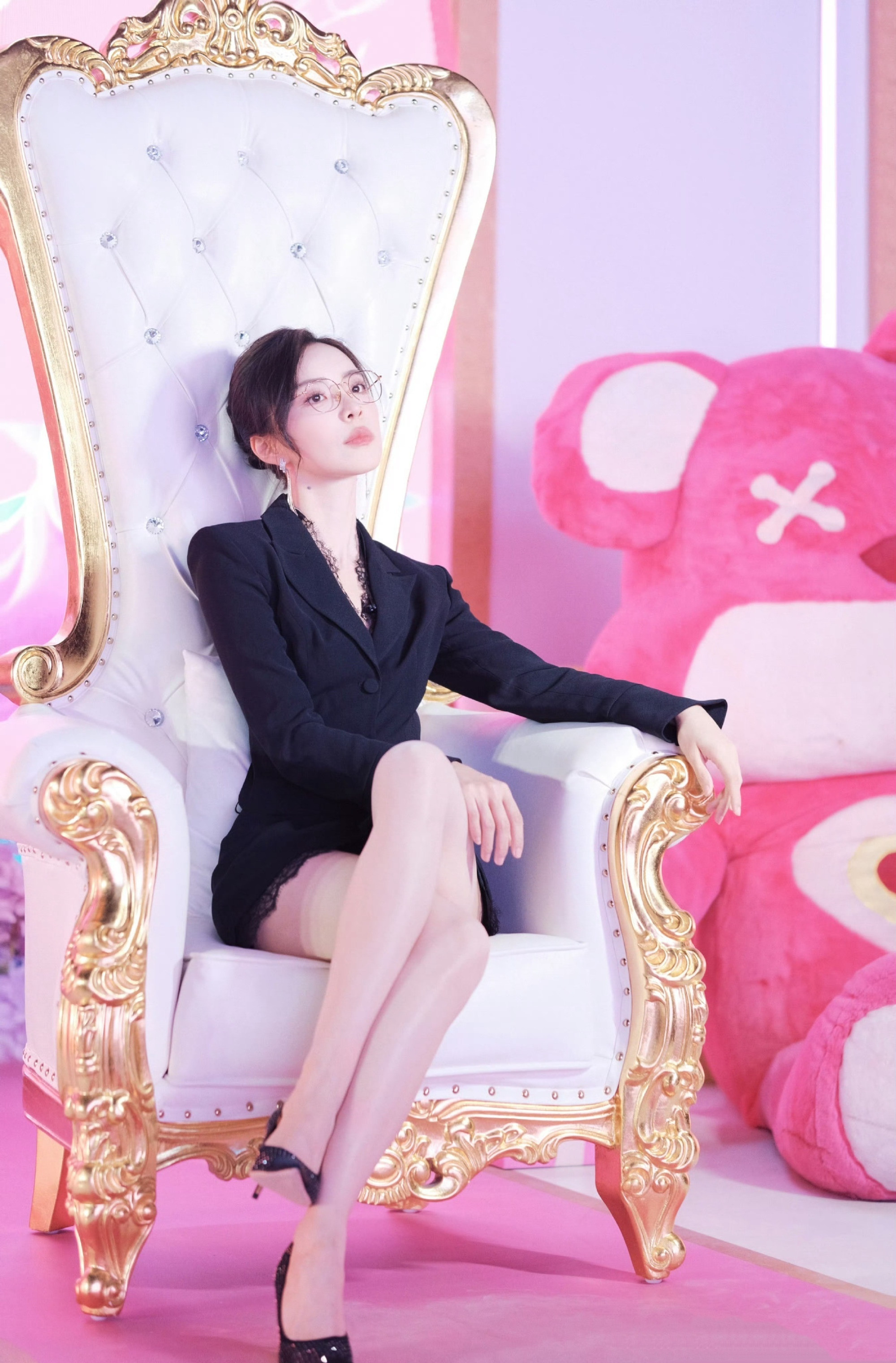 余霜一组酷美穿搭，眼镜黑西装，女王范儿十足的内娱姐姐。余霜