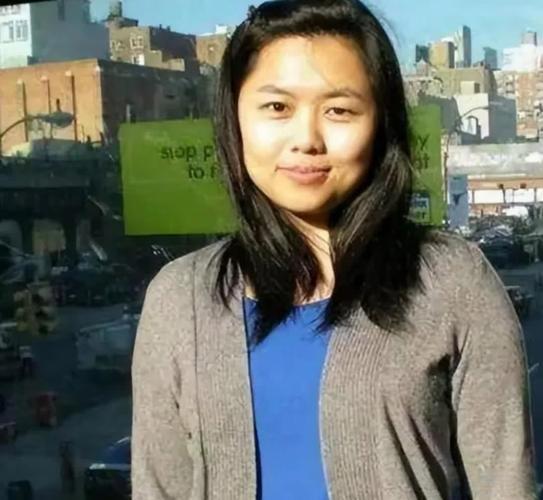 刀郎前妻杨娜为什么离开刀郎？刀郎与第一任妻子杨娜的婚姻短暂而坎坷。两人相识于酒