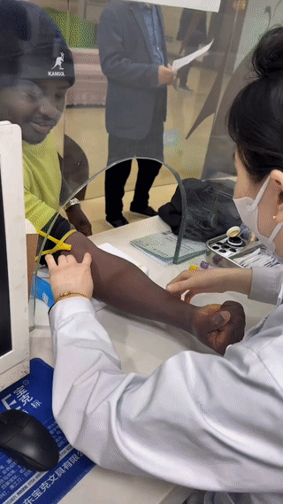 一名黑人小哥来到医院做抽血化验检查。这多少有点太难为护士小姐姐了？不过好在护