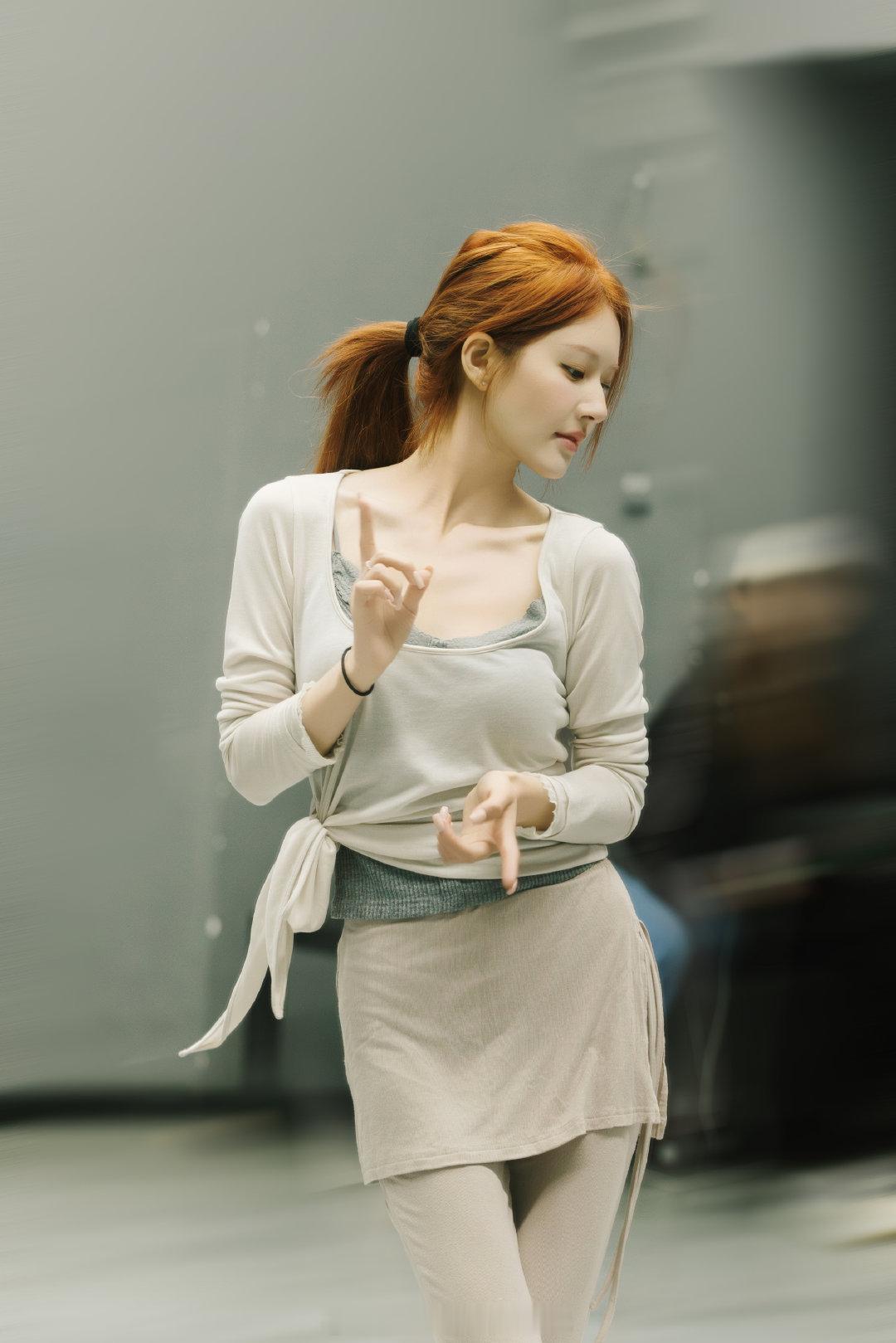 赵露思工作室发了生日会的花絮。宣布成立新工作室以后，她本人和团队都是铆着一股劲