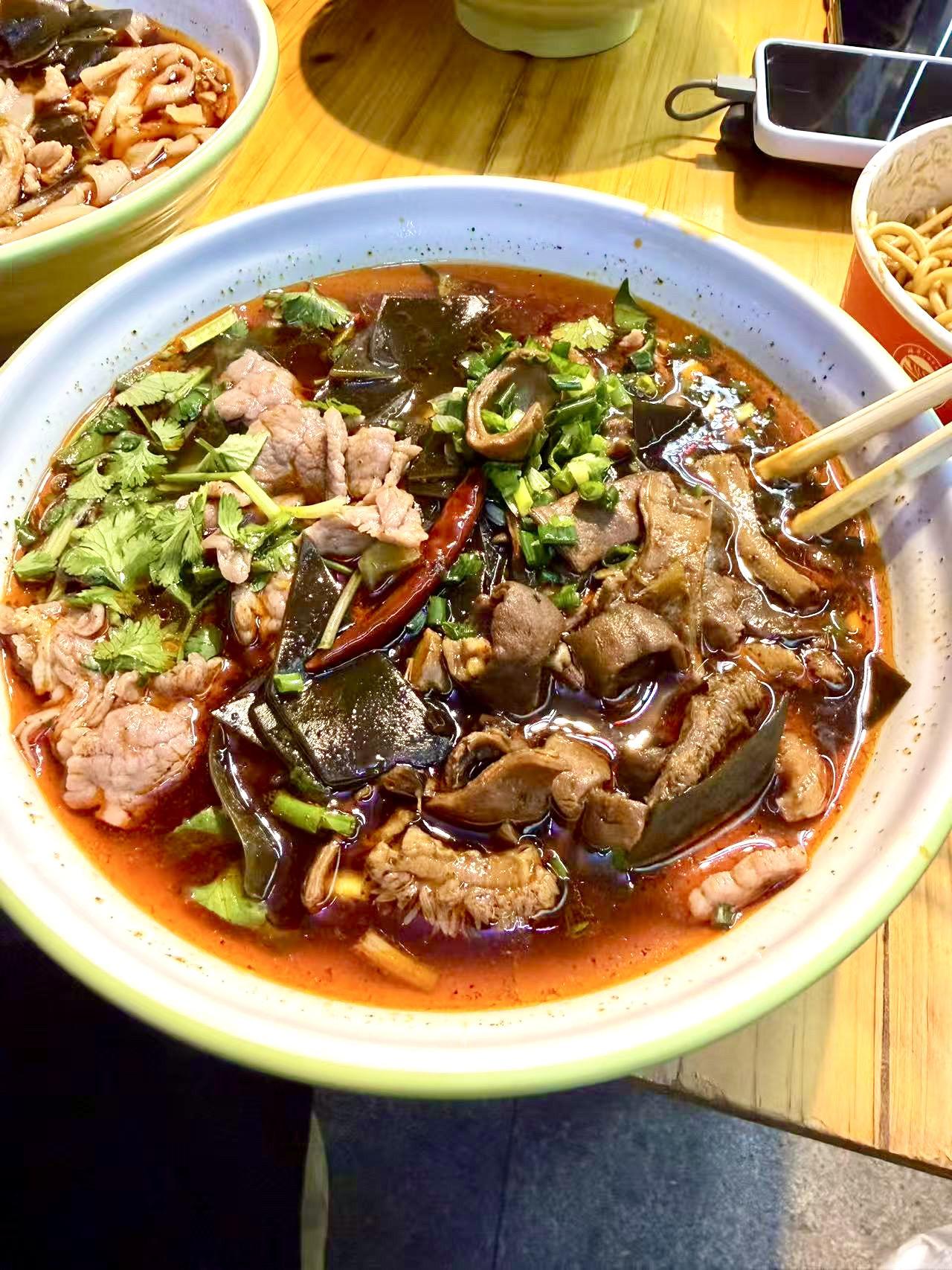 谁懂这一碗粉的分量，生烫牛肉加卤牛杂面馆日常明静特色生烫牛肉面馆兰陵路店