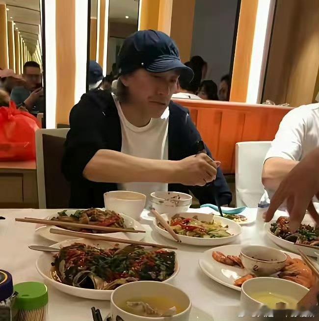 周星驰去梁朝伟家蹭饭，全程闷头狂吃零交流，吃干抹净直接走人。刘嘉玲最近爆料，星