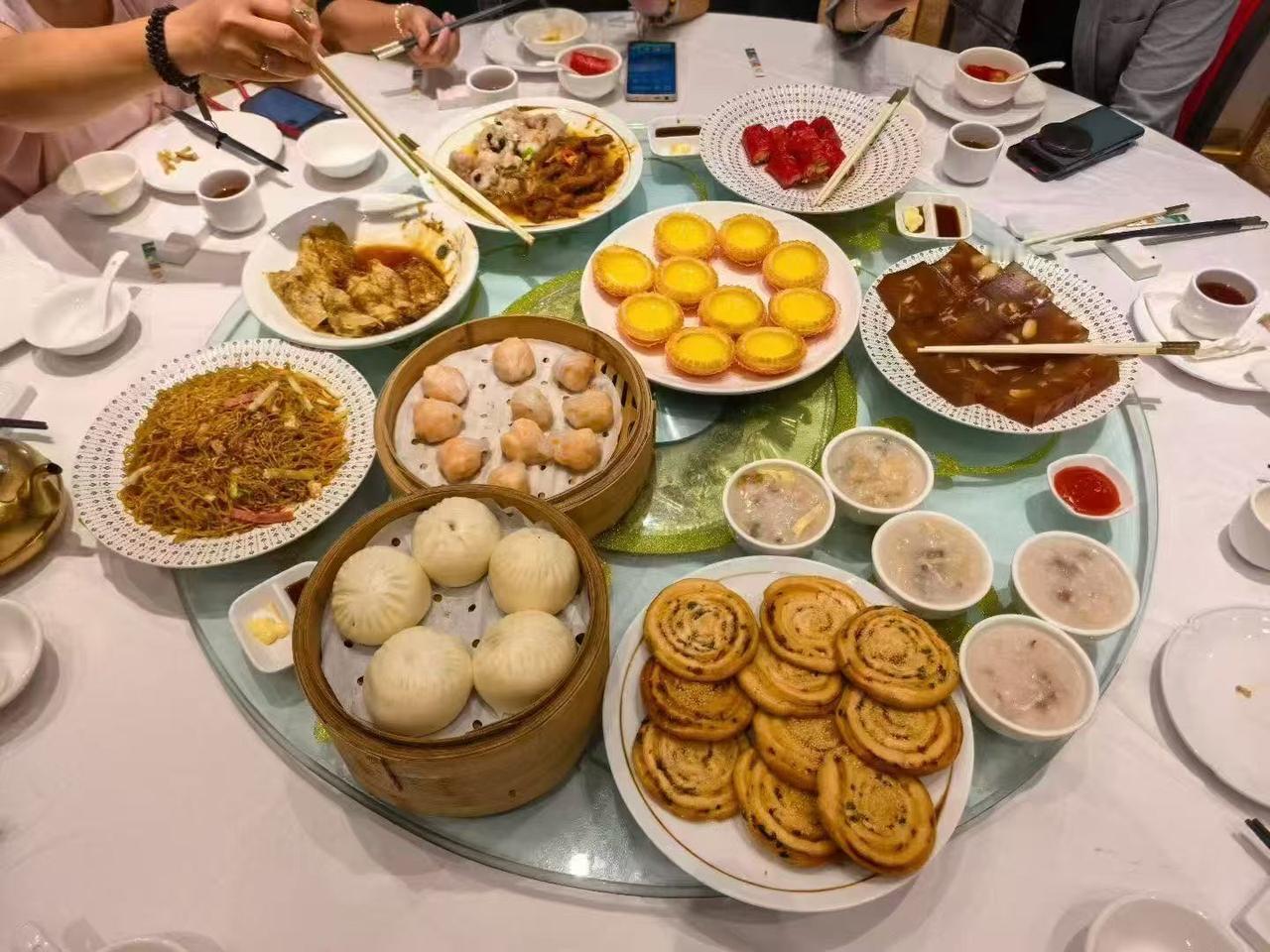 如今有这么个怪象：很多的子女打电话回家，语气那叫一个体贴：