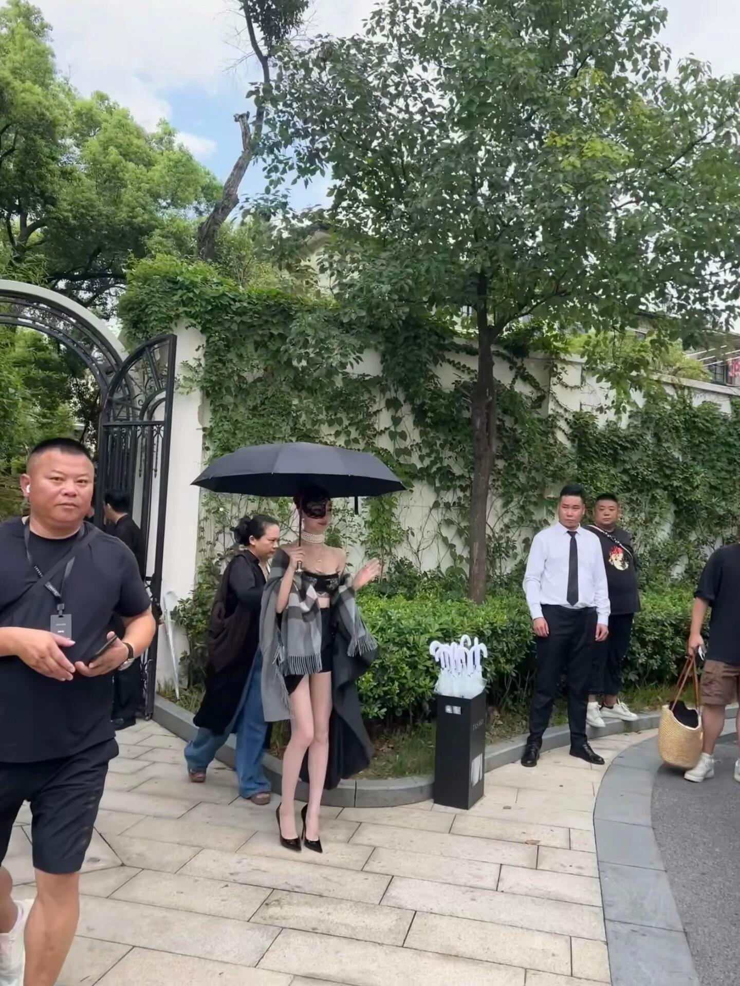 梦玲这个新造型也太美了吧腿好长！​​​