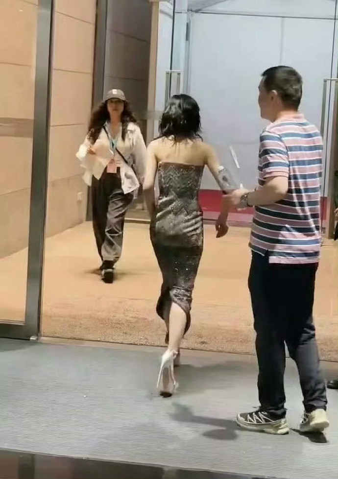 张子枫穿那么高的恨天高还是有种小孩子穿大人鞋的感觉​​​