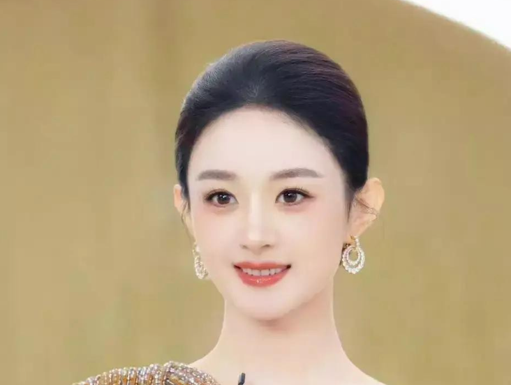 冯绍峰那辆车的后座，安全座椅装了五年没拆。赵丽颖送医那天，他推了聚餐，没吭声。2021年离婚，全网等