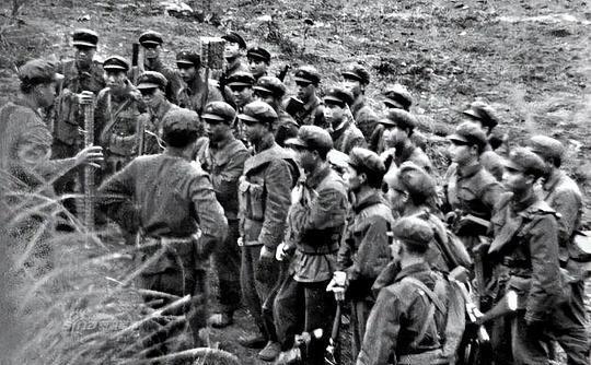 1979年，越南老百姓发现一个怪象：中国军队撤退时，为什么专炸水泥电线杆？那年