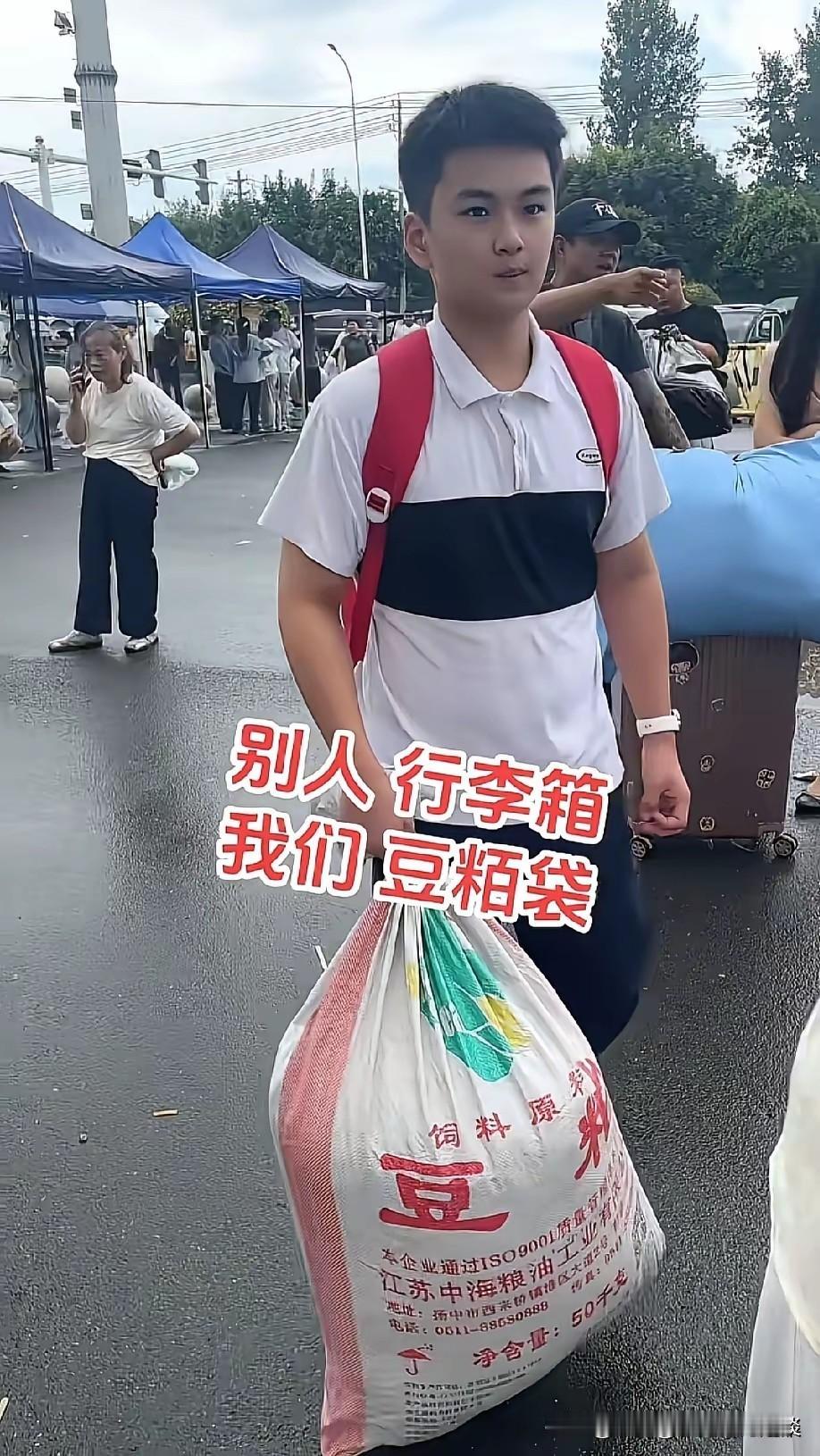 这才是应该已经成年的大学生应有的样子！大学开学了别人都是父母送，还用的是新买的行